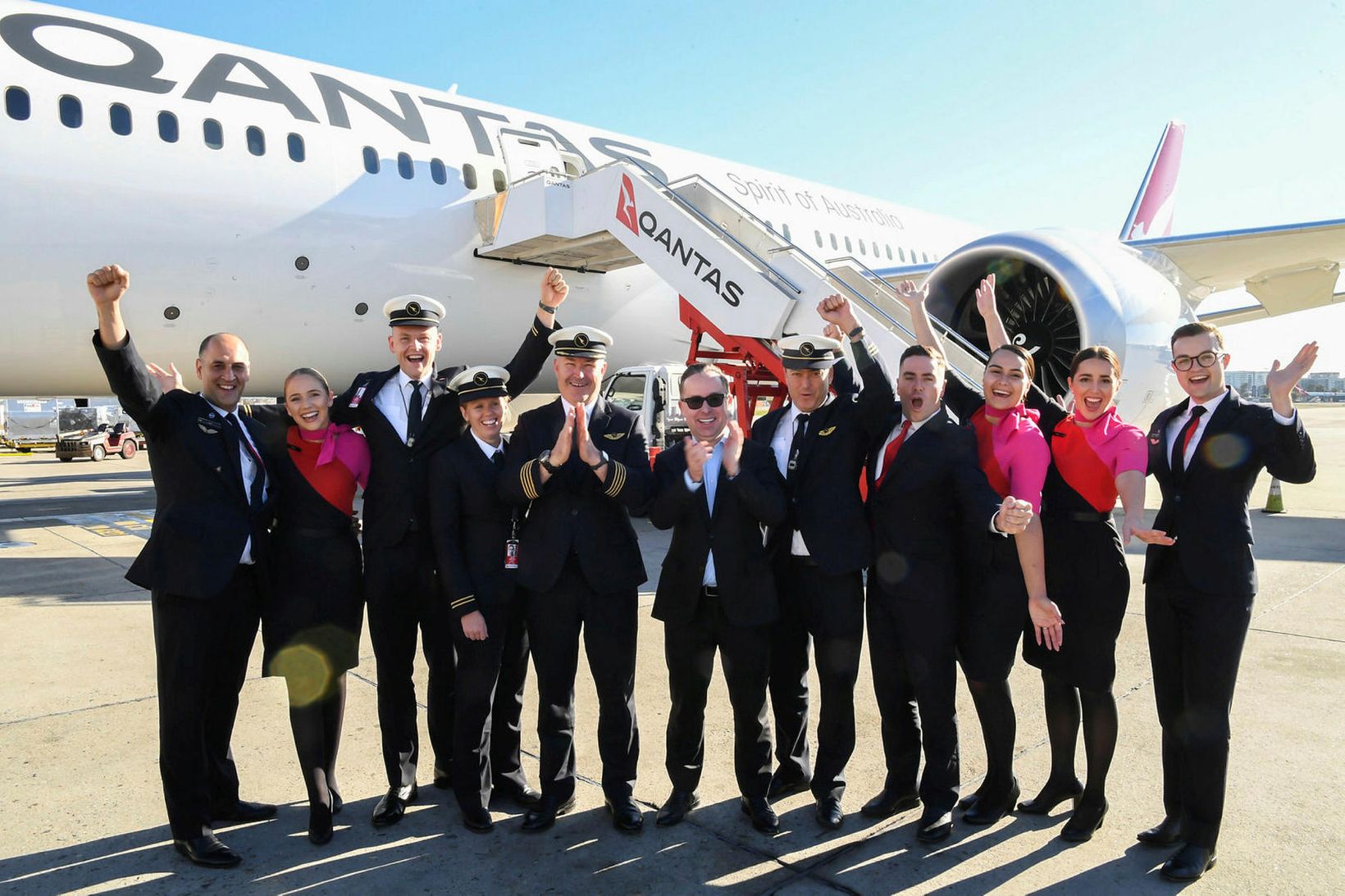 Áhöfn Qantas fagnar vel heppnuðu flugi við komuna til Sydney.