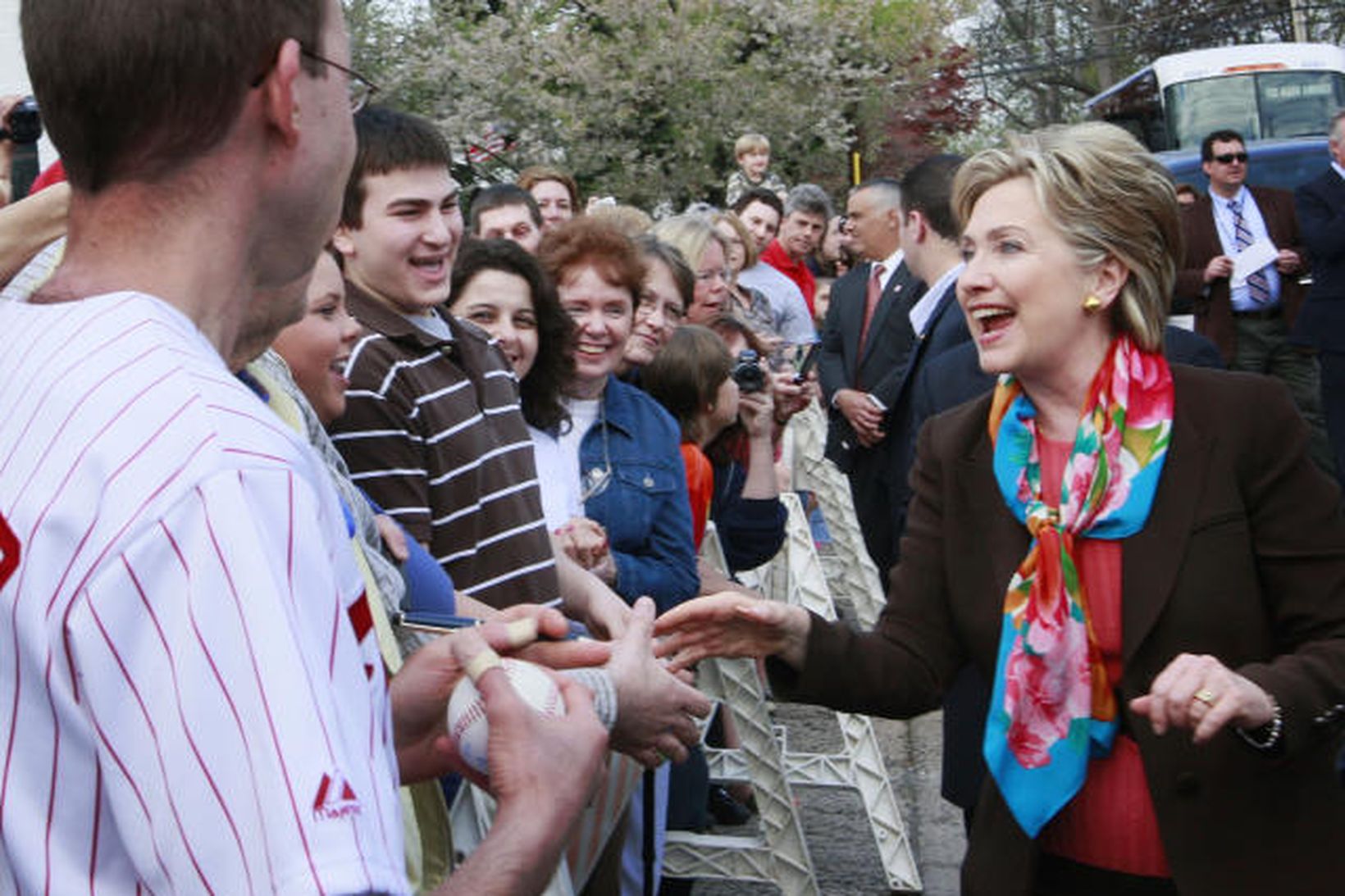 Hillary Rodham Clinton heilsar vegfarendum í bænum Abington Pennsylvaniu í …
