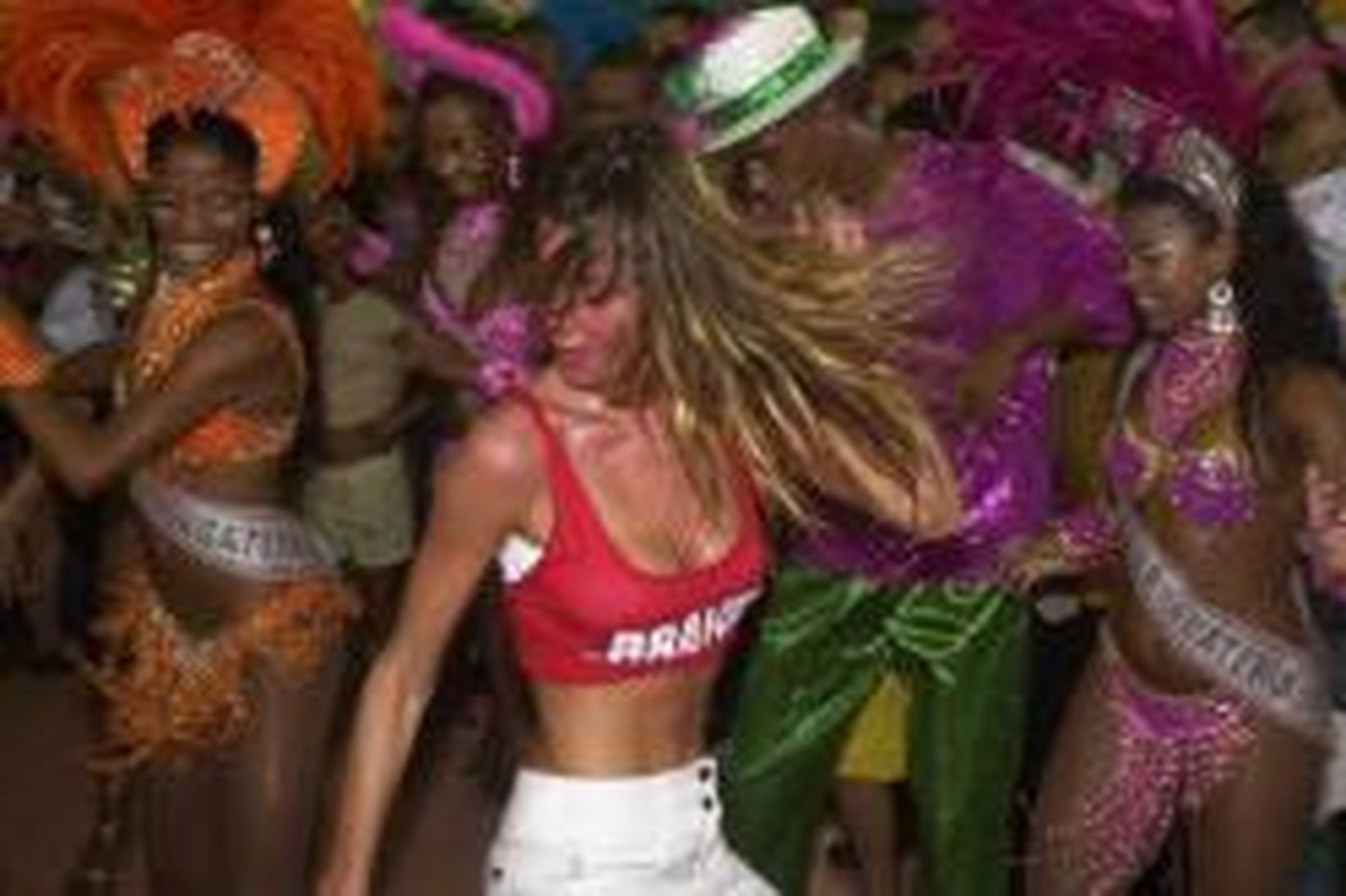 Fyrirsætan Gisele Bundchen dansar samba á götu í Ríó.