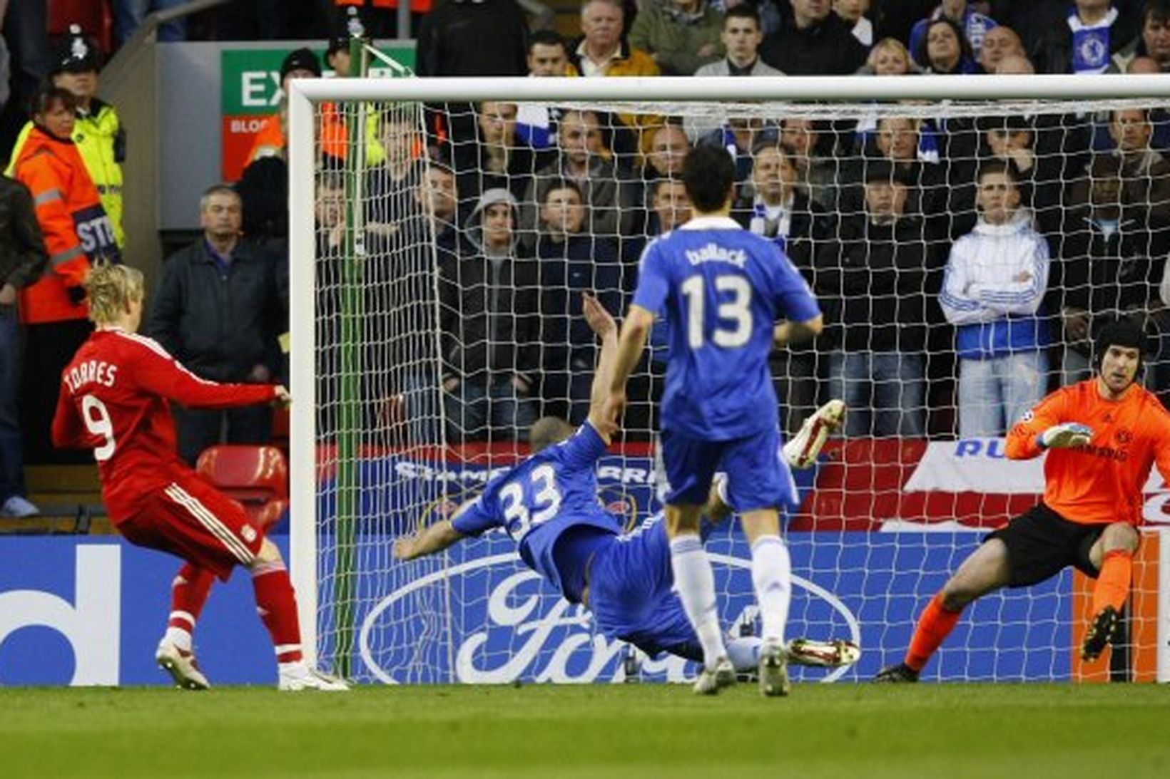 Fernando Torres skorar fyrir Liverpool á Anfield í kvöld.