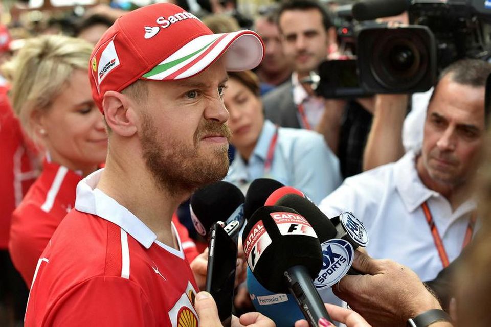 Vettel setur á sig snúð á fundi með blaðamönnum í Melbourne eftir seinni æfingu gærdagsins.