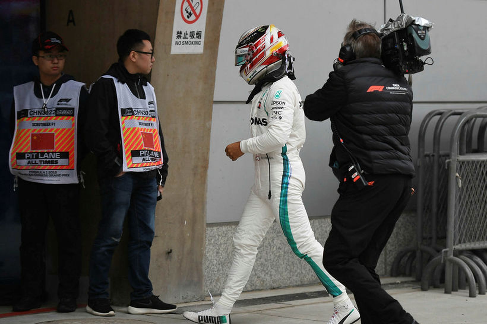 Lewis Hamilton strunsar beint inn í bílskúr eftir tímatökuna í …