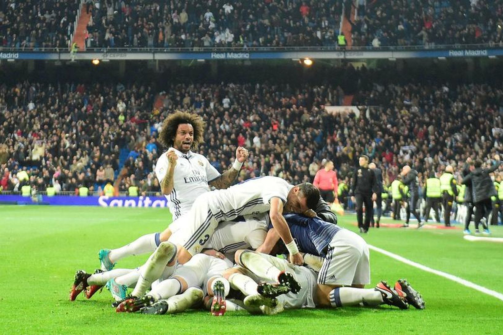 Leikmenn Real Madrid fagna sigurmarki Sergio Ramos í uppbótartíma í …