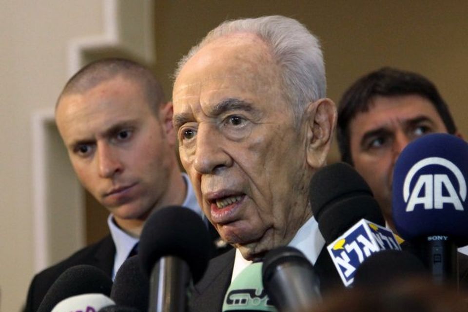 Shimon Peres ræðir við blaðamenn í dag.