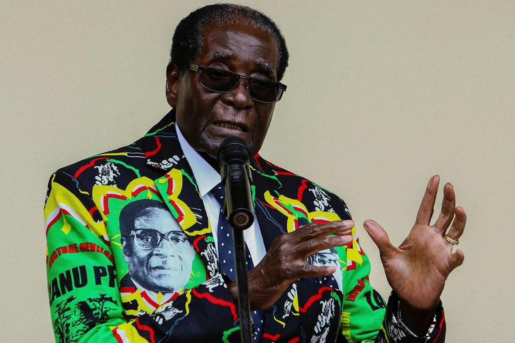 Robert Mugabe hefur verið forseti Simbabve í tæp 30 ár. …