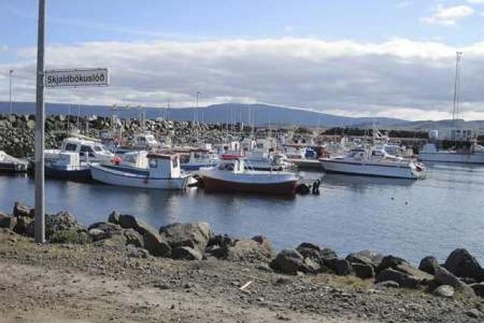 Talsverð umsvif fylgja strandveiðunum og fjöldi minni báta var við …