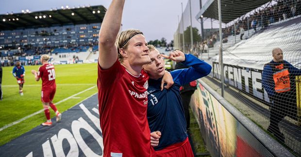 Andri Lucas Guðjohnsen og Sævar Atli Magnússon fagna saman.