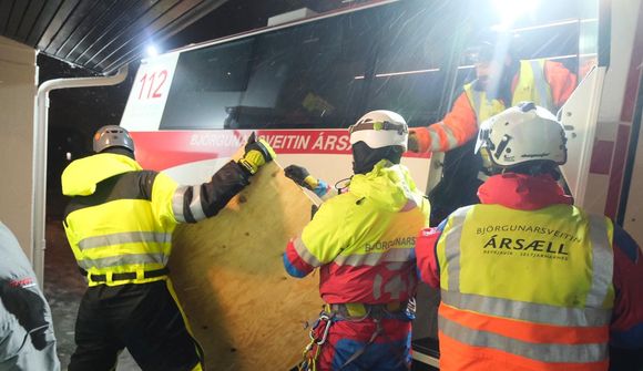 Rúða brotnaði úti á Granda