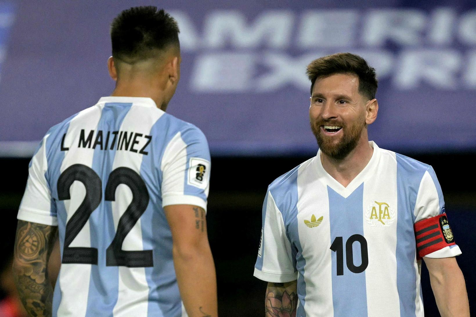 Lionel Messi fagnar markinu ásamt markaskoraranum Lautaro Martínez.