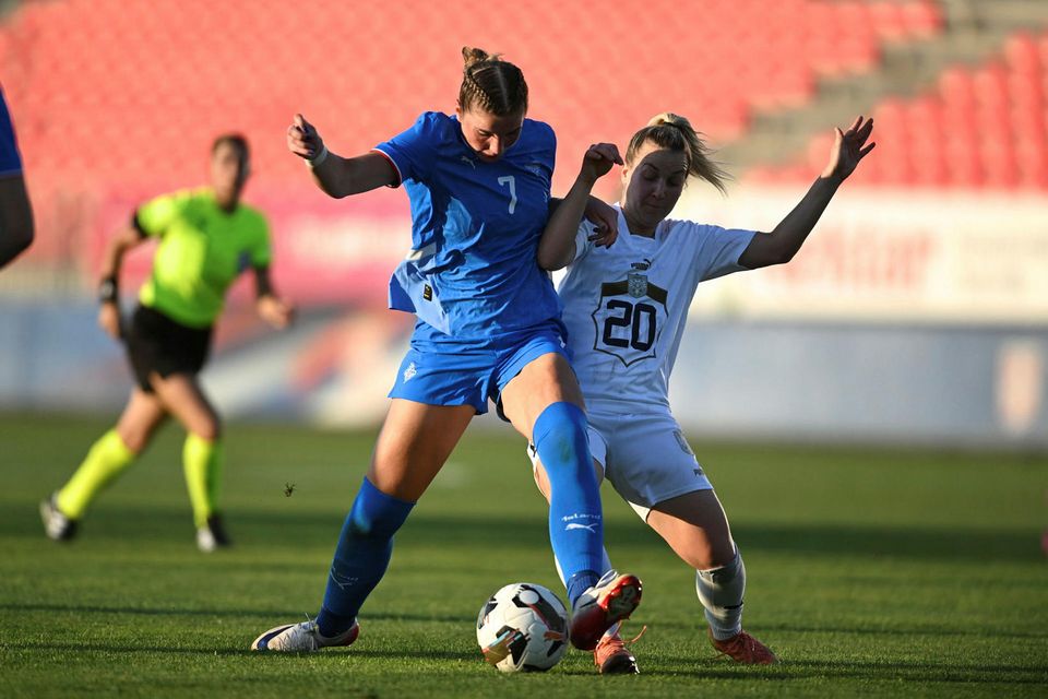 Karólína Lea Vilhjálmsdóttir í baráttunni við Tijana Filipovic.