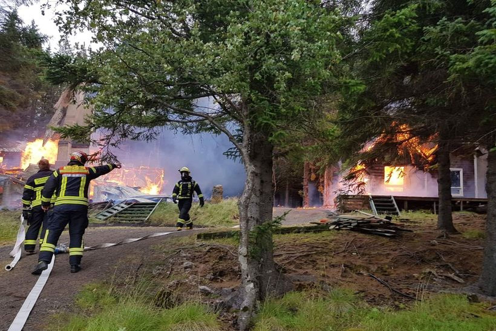 Frá störfum slökkviliðsmanna við Þingvallavatn í gær.