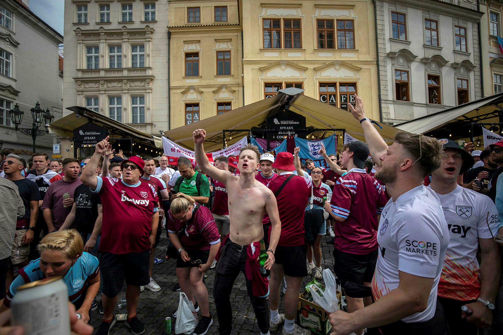 Stuðningsmenn West Ham í Prag í dag.