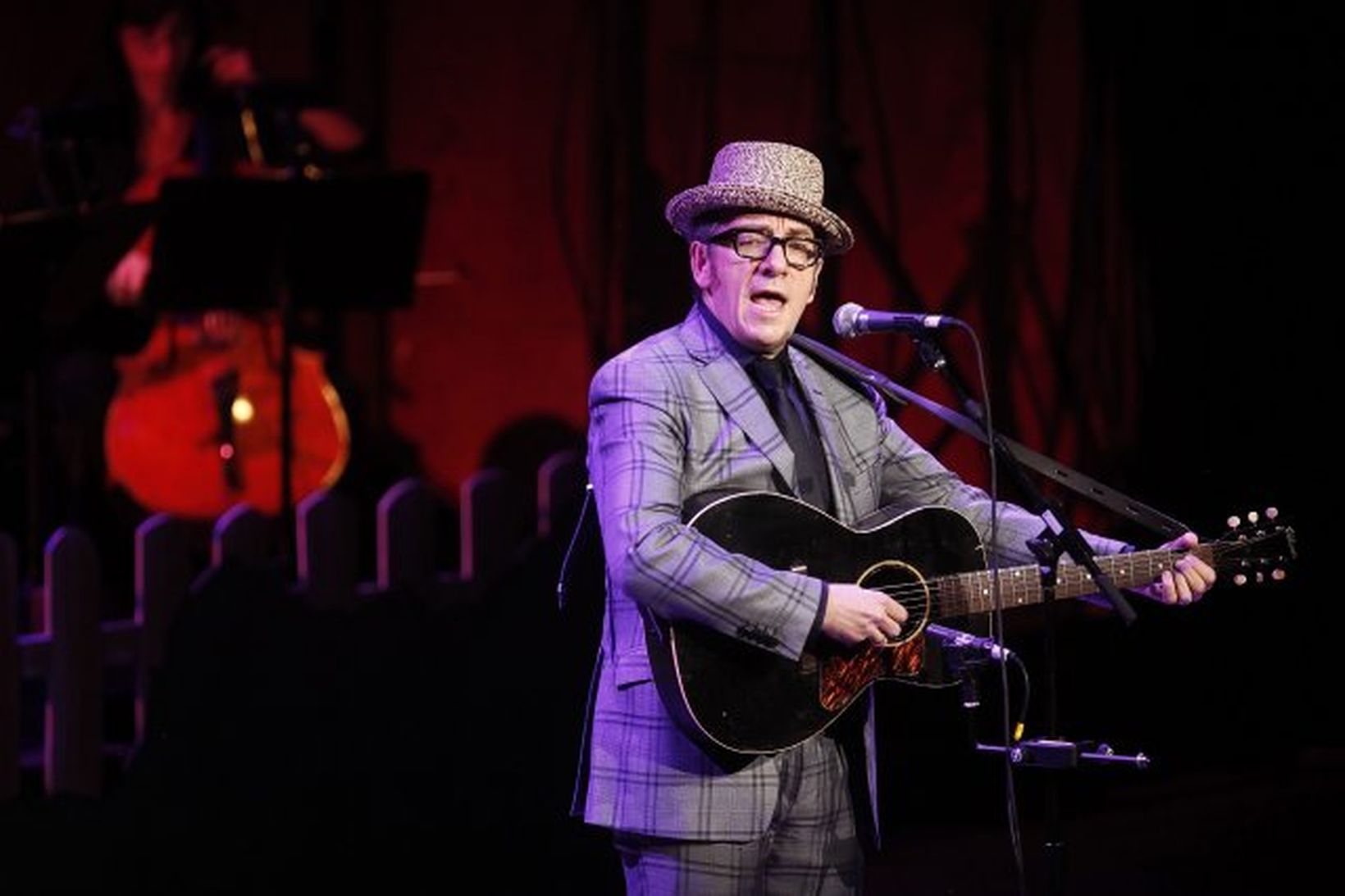 Elvis Costello hélt tónleika í Svíþjóð í gær.