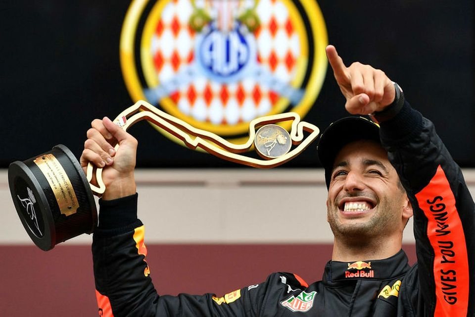 Daniel Ricciardo brosir sitt breiðasta með sigurgripinn í Mónakó fastan í hendi.