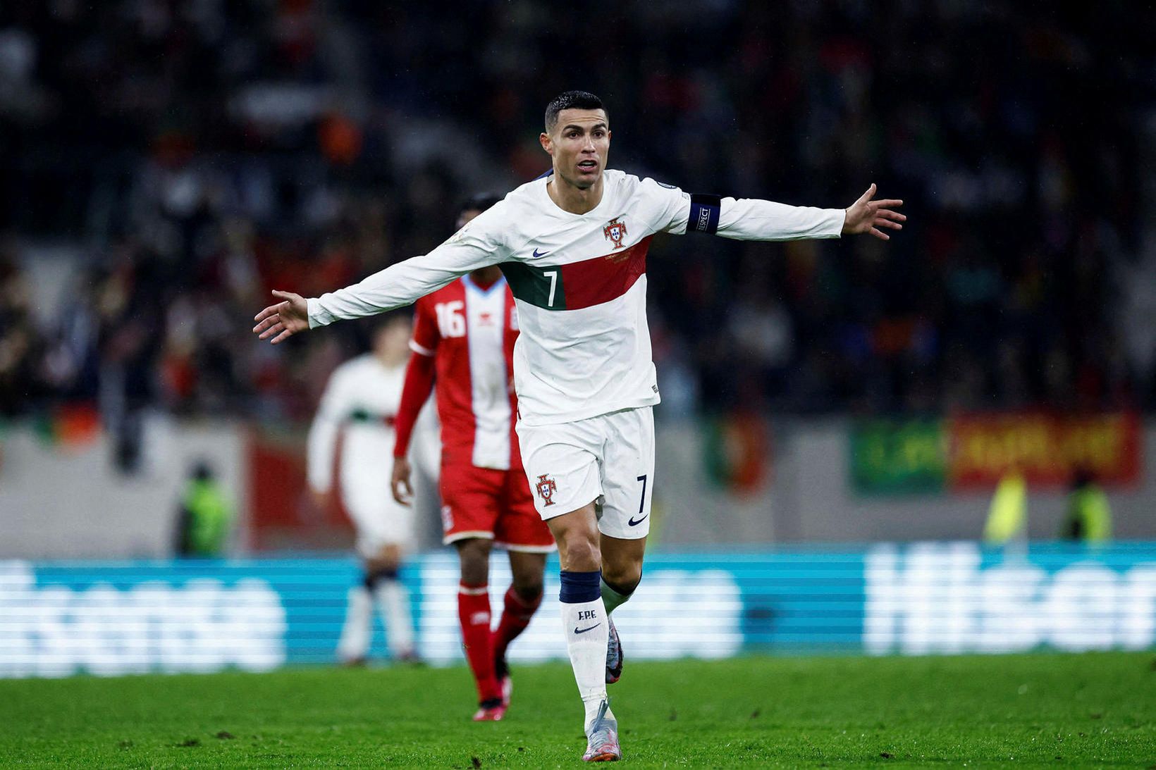 Cristiano Ronaldo fagnar marki í kvöld.
