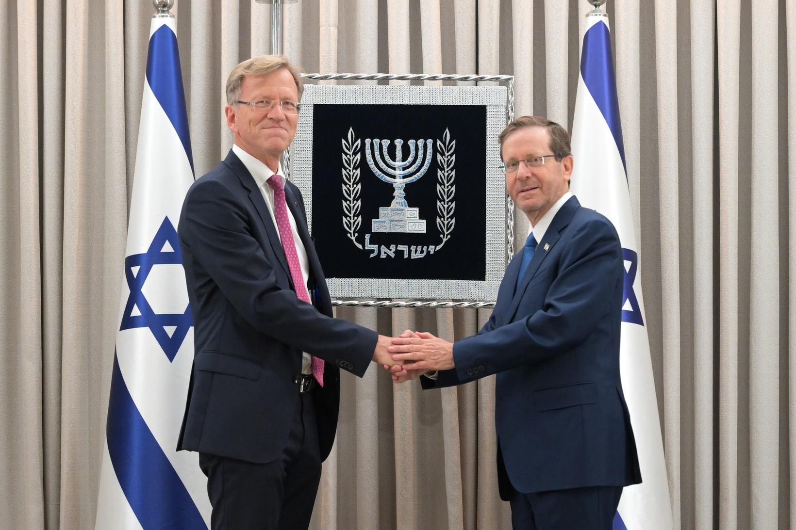 Per Egil Selvag, sendiherra Noregs í Ísrael ásamt forseta landsins, …
