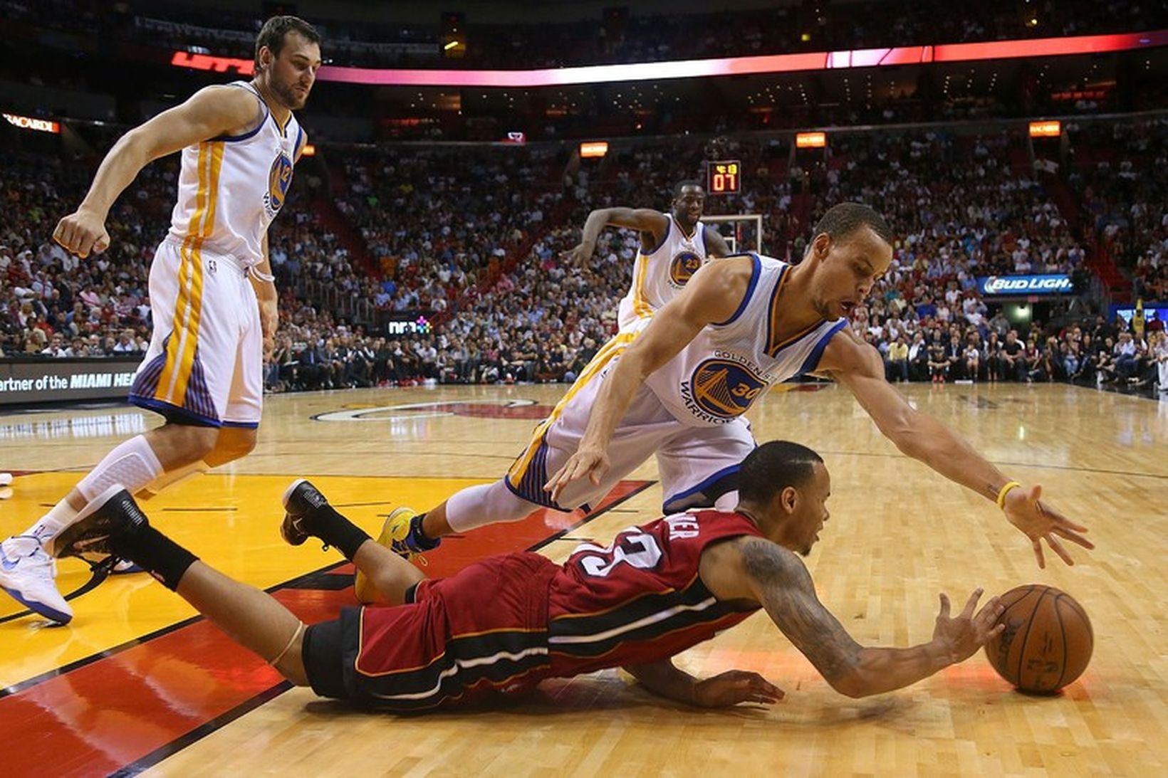 Shabazz Napier hjá Miami Heat og Stephen Curry hjá Golden …