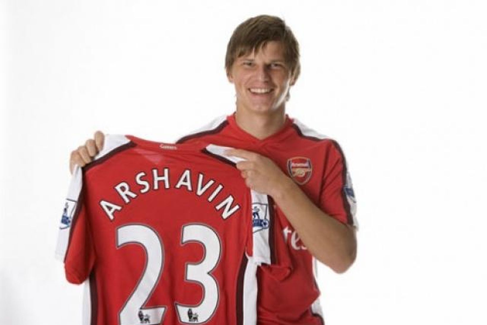 Andrei Arshavin með keppnistreyju Arsenal.