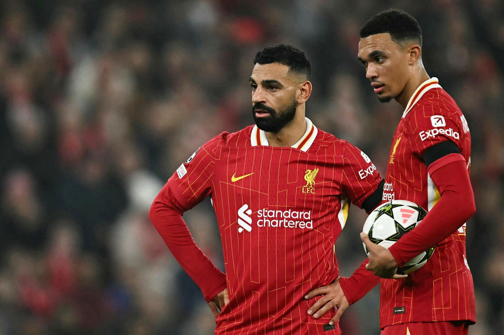 Mohamed Salah og Trent Alexander-Arnold ræða hvernig þeir eigi að …