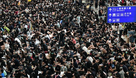 Mótmælt á flugvellinum í Hong Kong