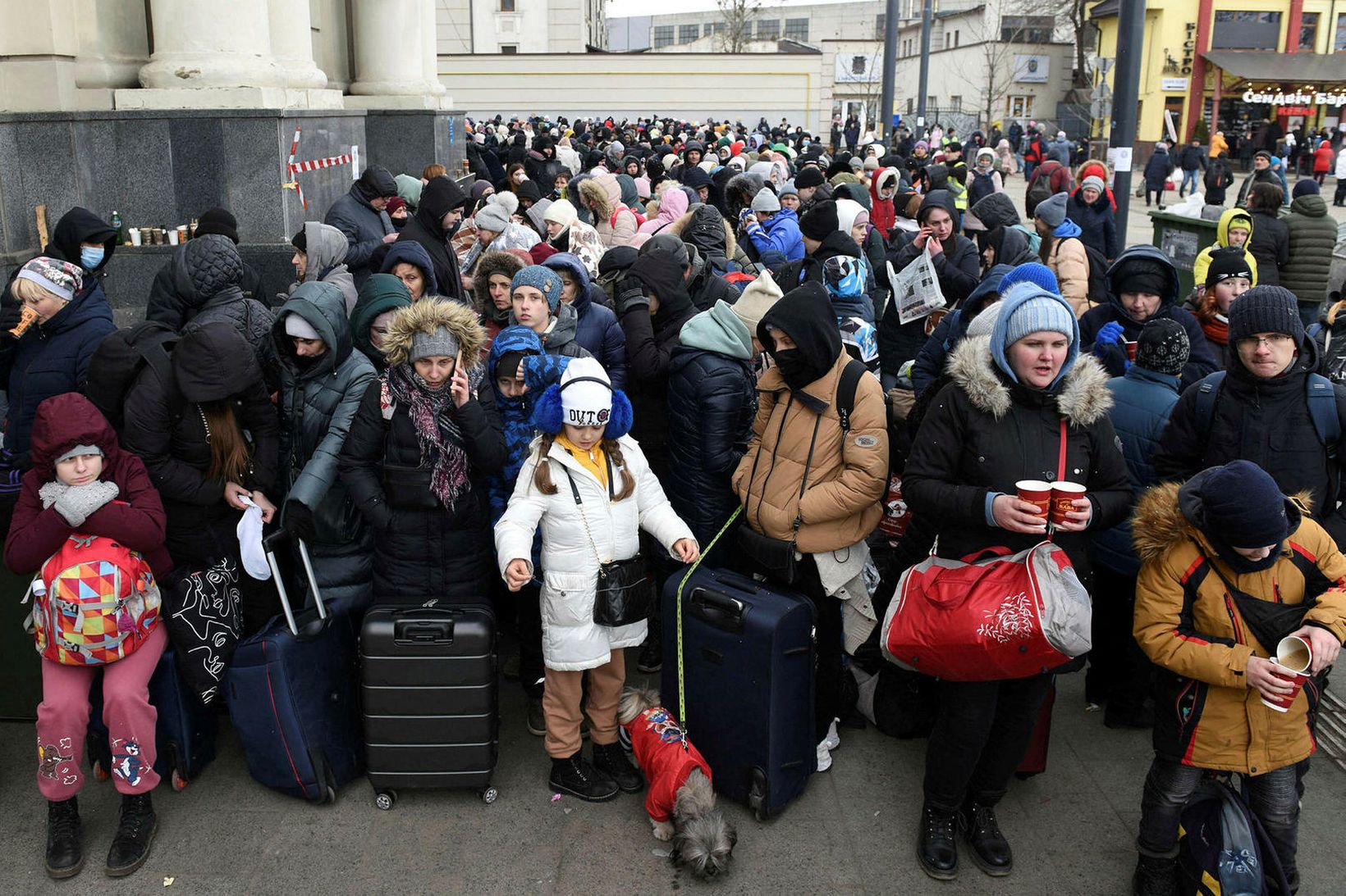 Flóttamenn frá Úkraínu bíða á lestarstöð í borginni Lviv eftir …