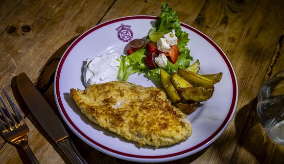 Kjúklingur með parmesan borinn fram með jógúrtsósu