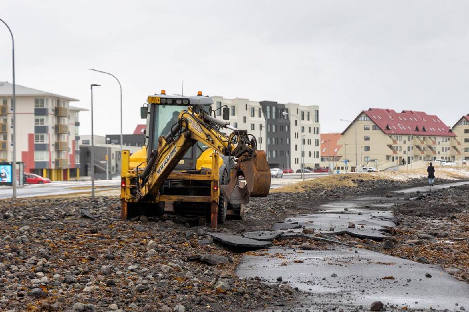 Sjávarflóðin um helgina köstuðu grjóti langt upp á land á …