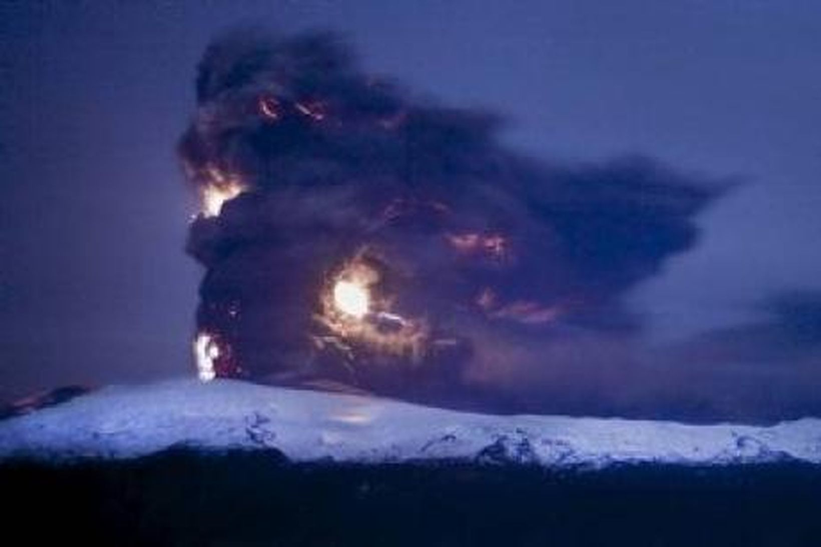 Eldgosið í Eyjafjallajökli laðar til sín erlenda fjölmiðla