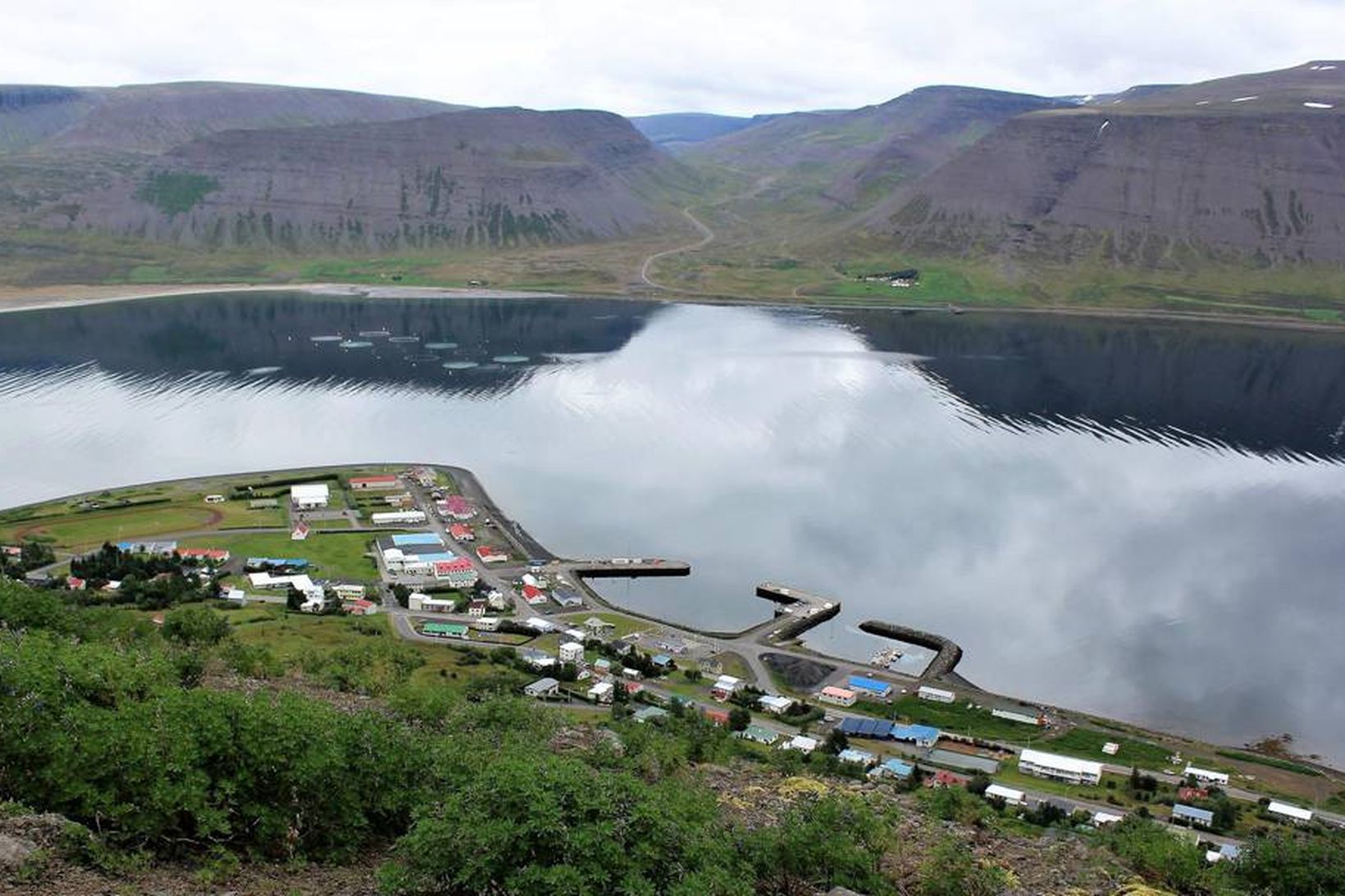 Ökumaðurinn var fluttur á sjúkrahúsið á Ísafirði með minni háttar …