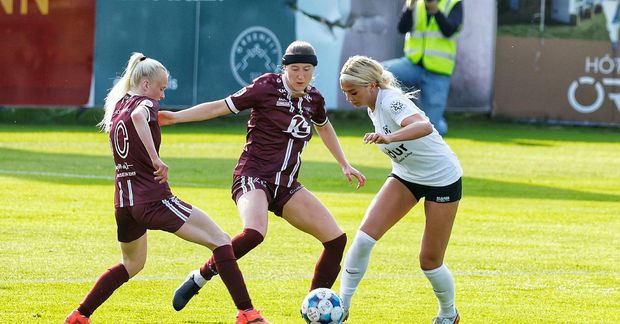 Hrafnhildur Salka Pálmadóttir og Katherine Pettet sækja að Ídu Marín Hermannsdóttur í kvöld.
