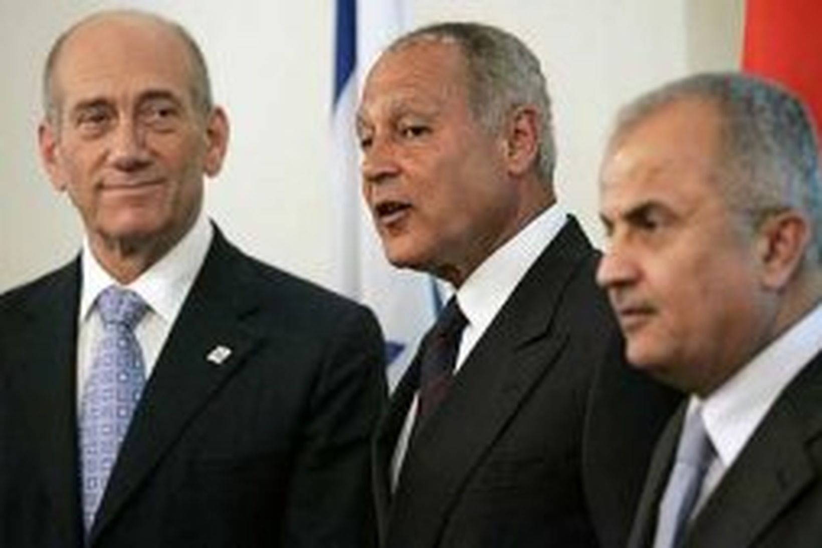 Ehud Olmert, forsætisráðherra Ísraels, með Abdelelah al Khatib, utanríkisráðherra Jórdaníu, …