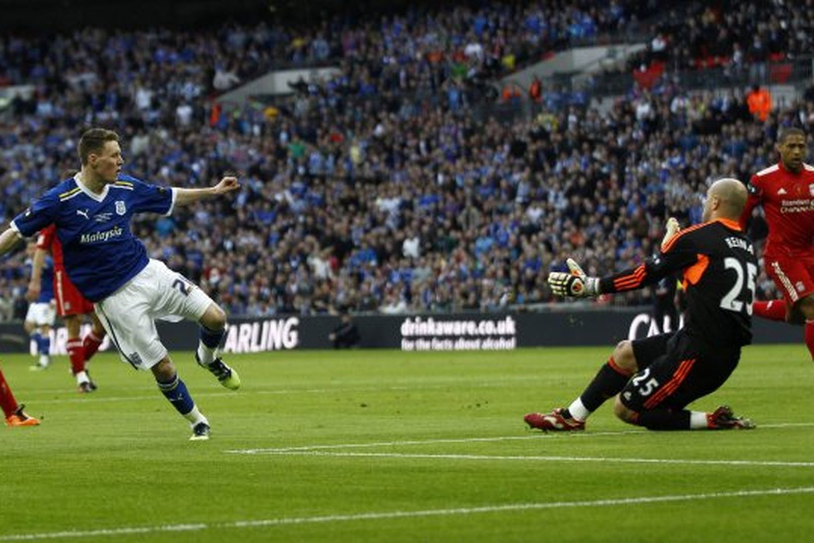 Joe Mason er hér að skora fyrsta markið á Wembley.