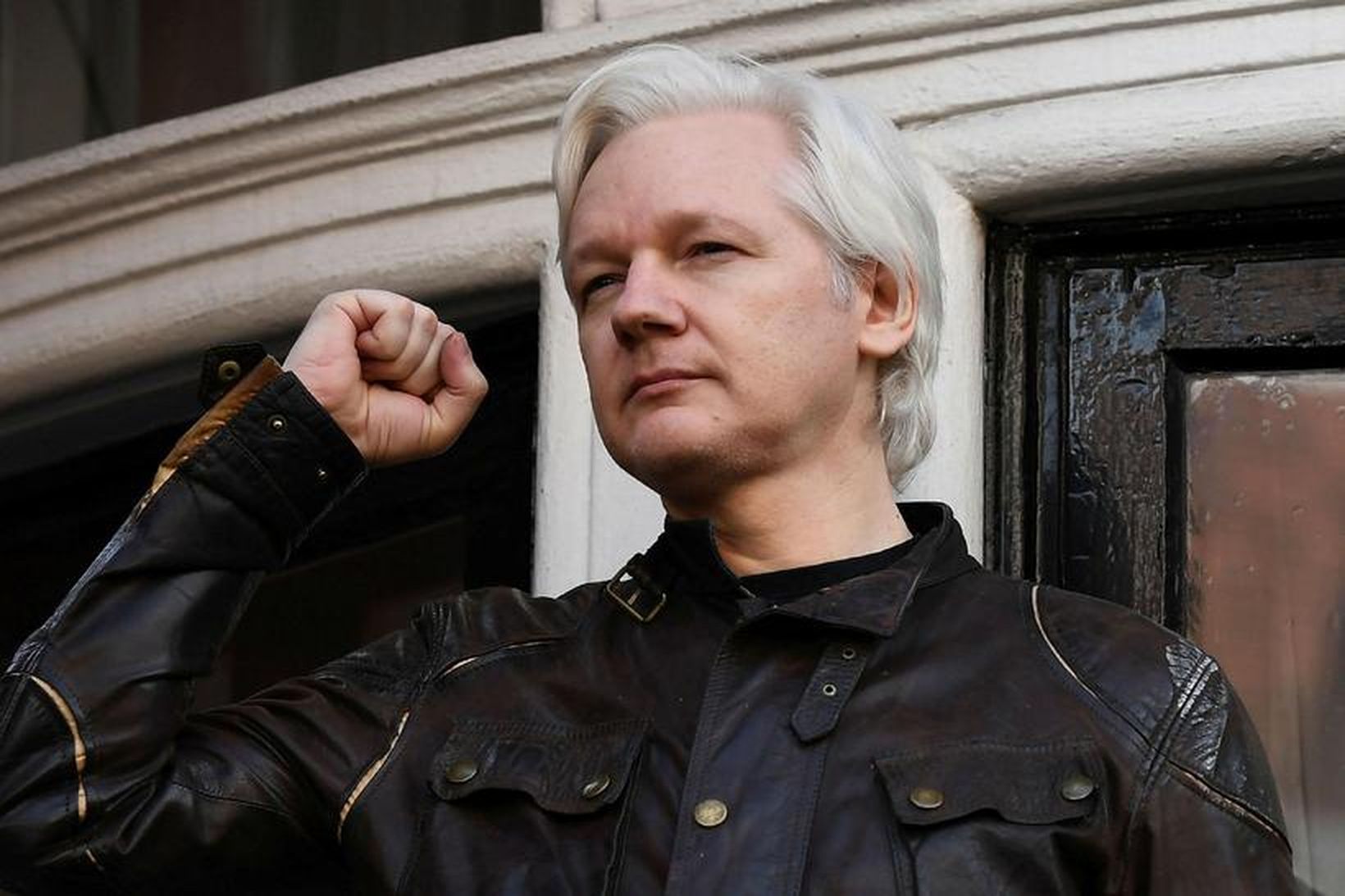 Julian Assange hefur búið í sendiráði Ekvador í London síðustu …