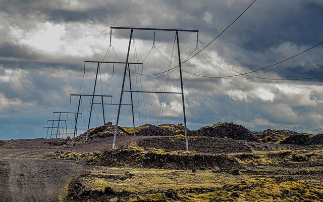 Enn er deilt um Suðurnesjalínu 2 sem leggja á vegna þess að Suðurnesjalína 1, sem …