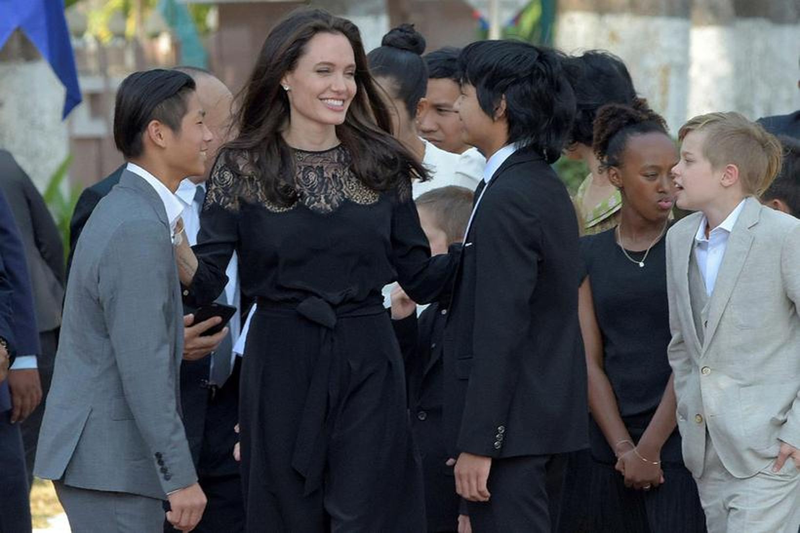 Angelina Jolie ásamt börnum sínum.