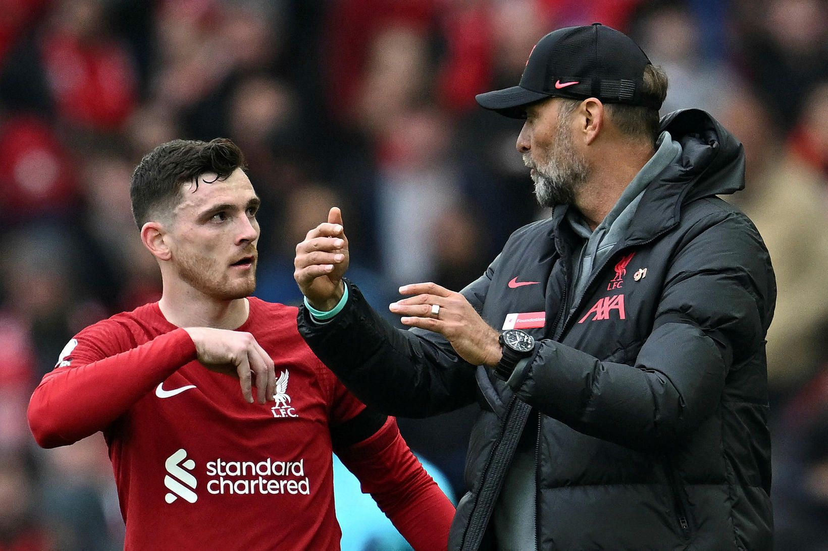 Andy Robertson ræðir við Jürgen Klopp, knattspyrnustjóra Liverpool, í leiknum …