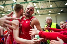 Frank Aron og Hjálmar Stefánsson fagna sigrinum í bikarkeppninni.