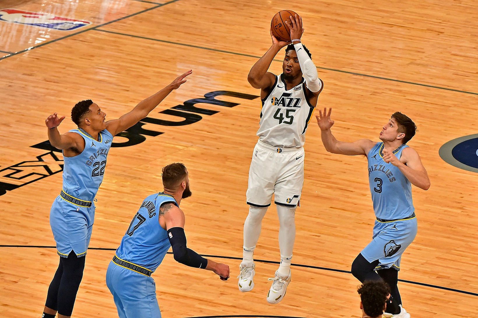 Donovan Mitchell skýtur á körfu Memphis í nótt en hann …