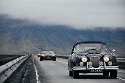 Jaguar XK150DHC, árgerð 1960 á gráum en hrífandi sumardegi. Bílaframleiðandinn á sér 102 ára sögu. …