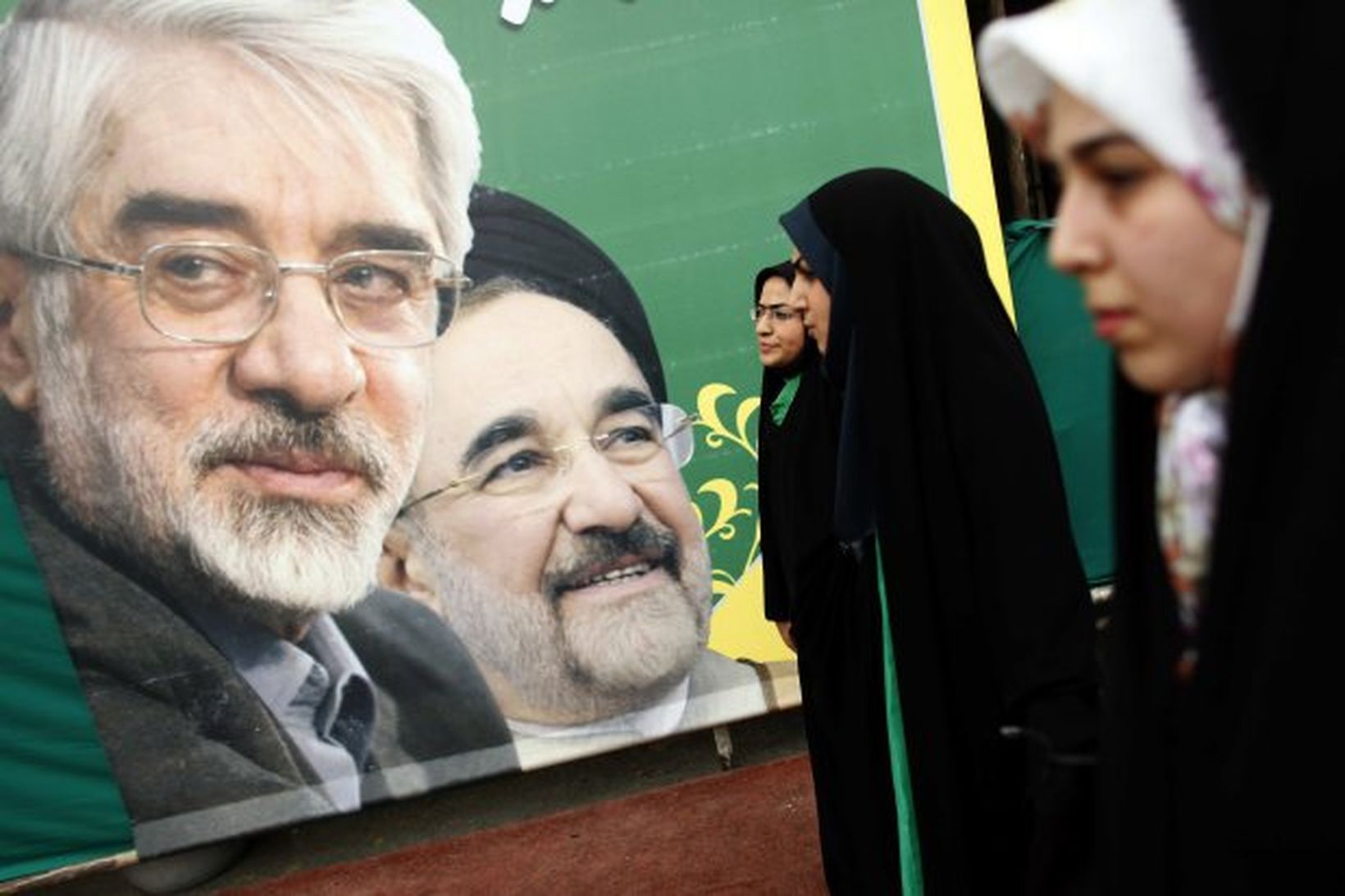 Mirhossein Mousavi (lengst til vinstri) reynir að velta Ahmadinejad úr …