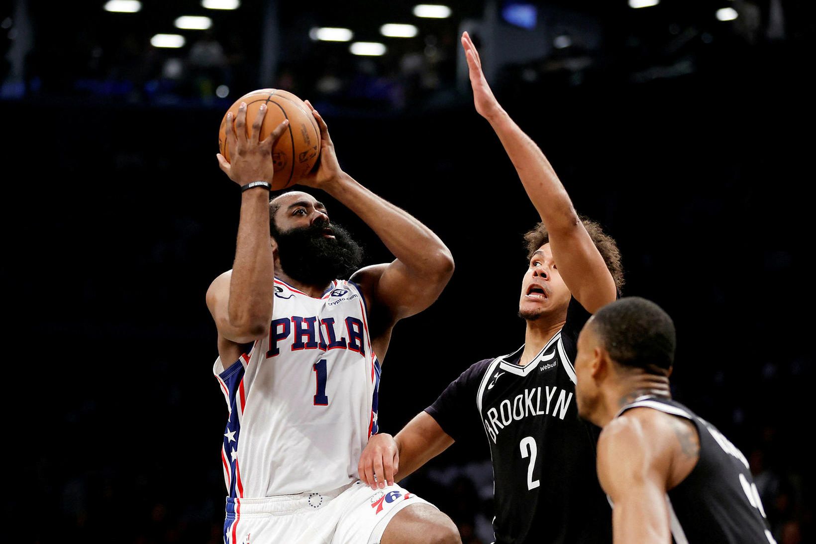 James Harden sækir að körfu Brooklyn í leiknum í dag.