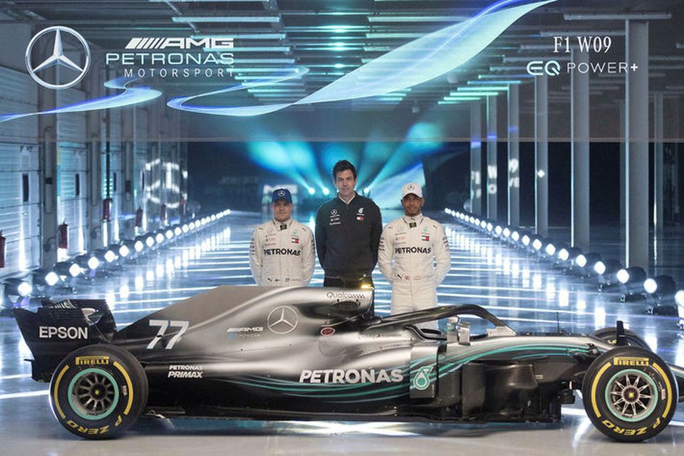 Valtteri Bottas (t.v.), Toto Wolf og Lewis Hamilton (t.h.) við 2018 bíl Mercedes við frumsýningu …