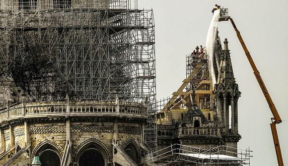 Reyktu á vinnupöllum Notre Dame