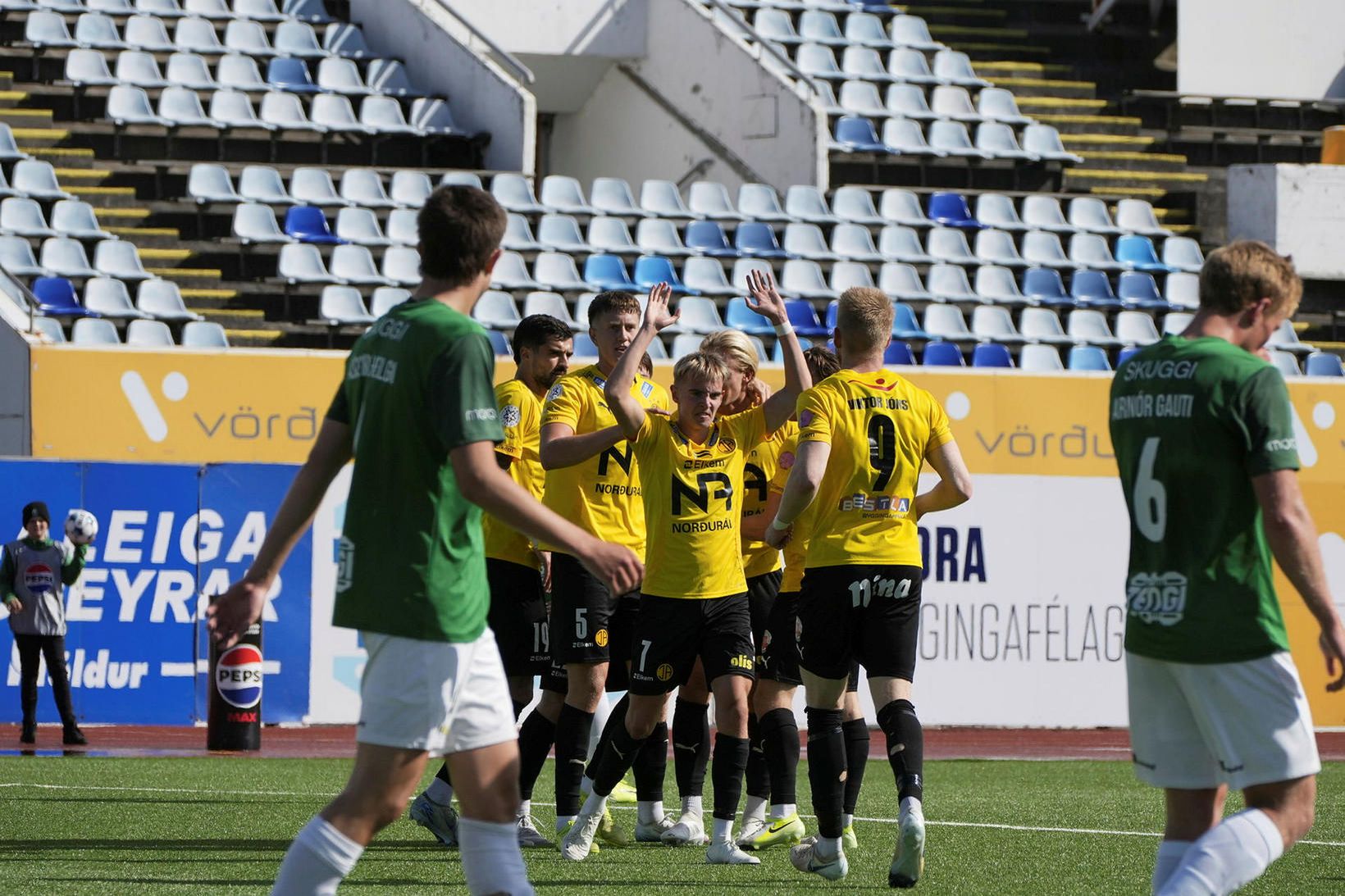 Skagamenn fagna marki á Kópavogsvellinum í dag.