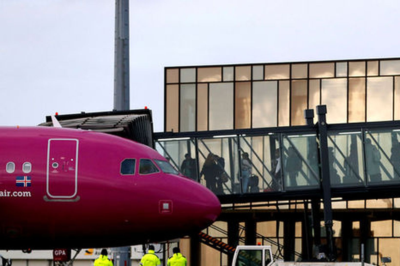 Airport Associates þjónustar meðal annars flugfélag WOW á Keflavíkurflugvelli.