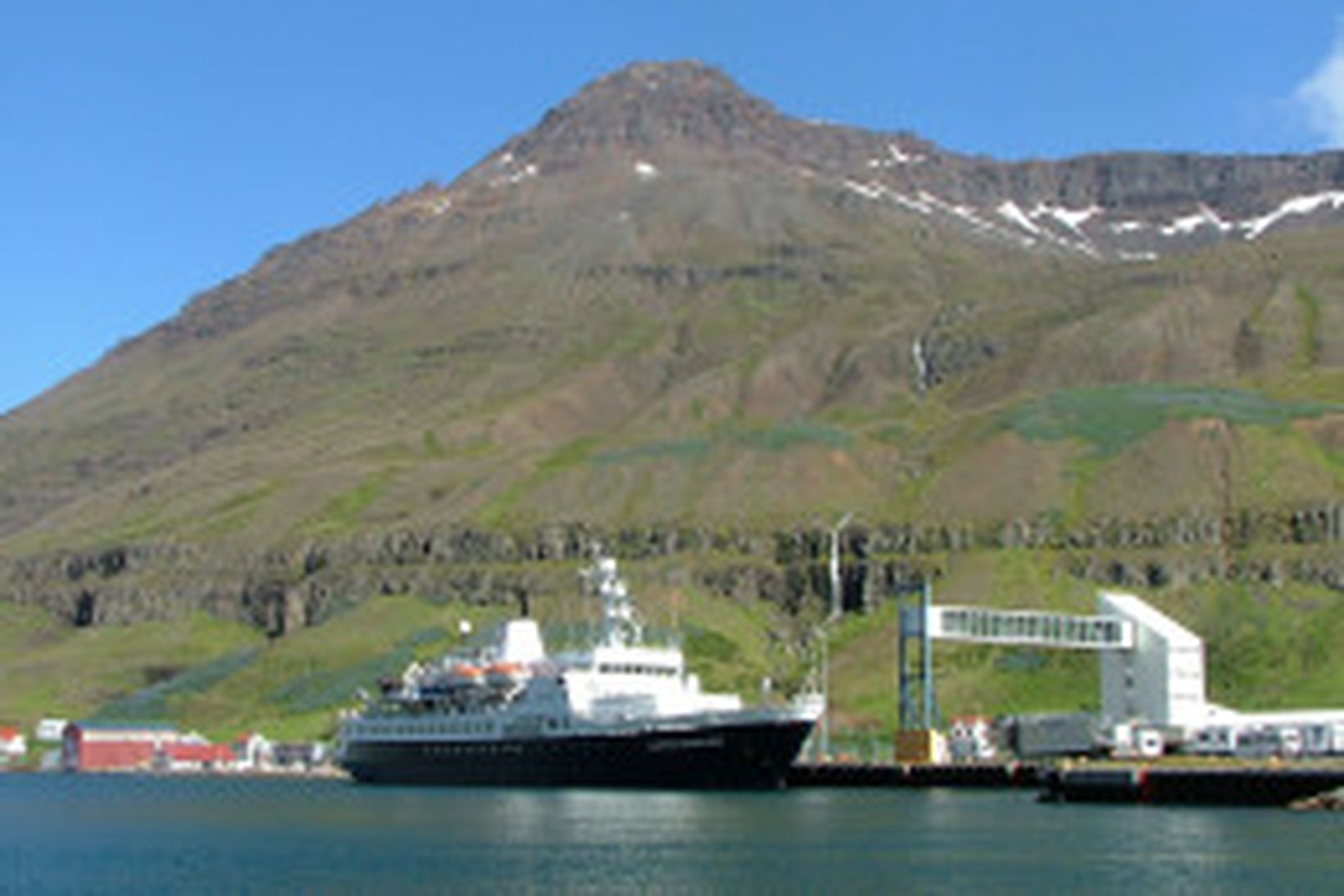 Clipper Adventurer í Seyðisfjarðarhöfn.