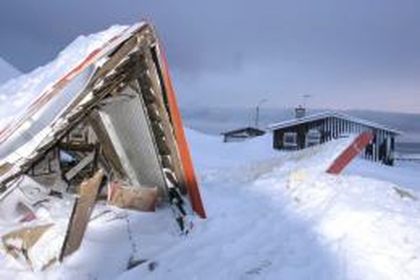 Gamla húsið á Hrauni er ónýtt eftir snjóflóðið en það …