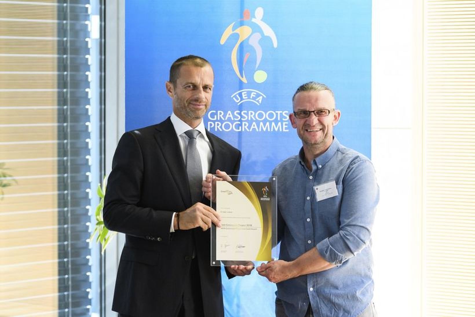 Aleksander Ceferin, forseti UEFA, afhendir Bergþóri Grétari Böðvarssyni, þjálfara FC …