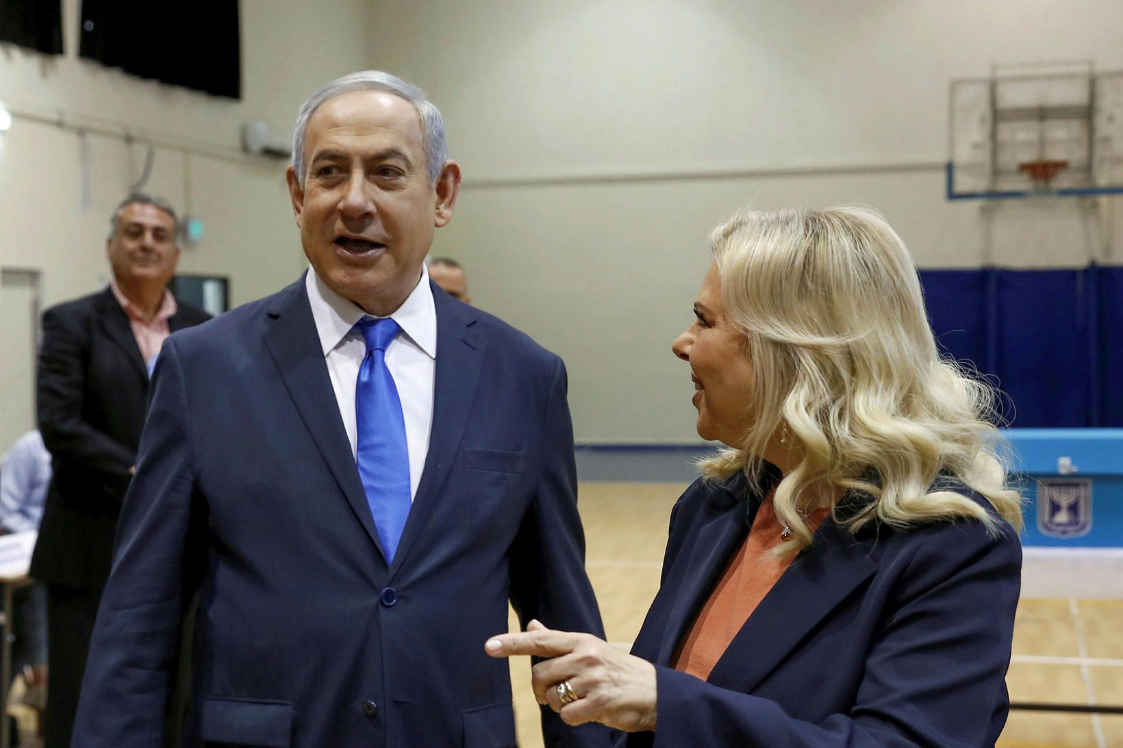 Benjamin Netanyahu á kjörstað ásamt eiginkonu sinni Söru Netanyahu.