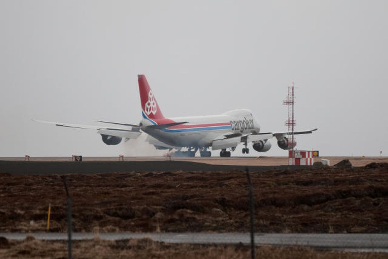 Stærsta flugvél Boeing er við lendingaræfingar í Keflavík.